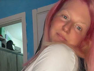 BellaBuzz live cam video preview