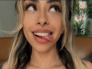 SkinnyMiniMia live cam video preview